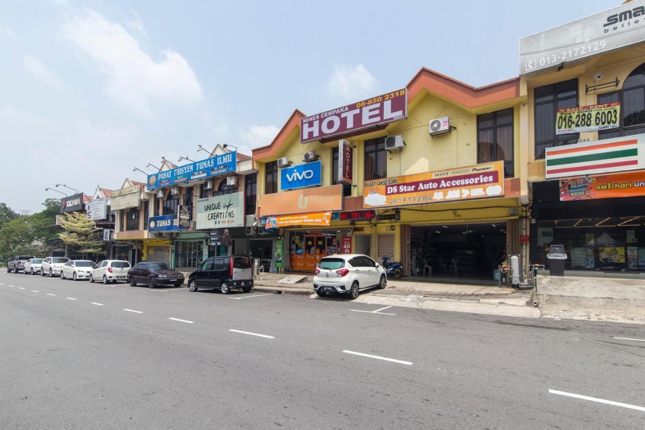 Oyo 44072 Mines Cempaka Hotel Nilai Exterior foto