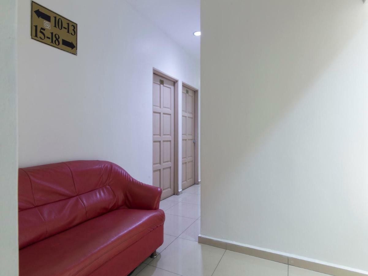 Oyo 44072 Mines Cempaka Hotel Nilai Exterior foto